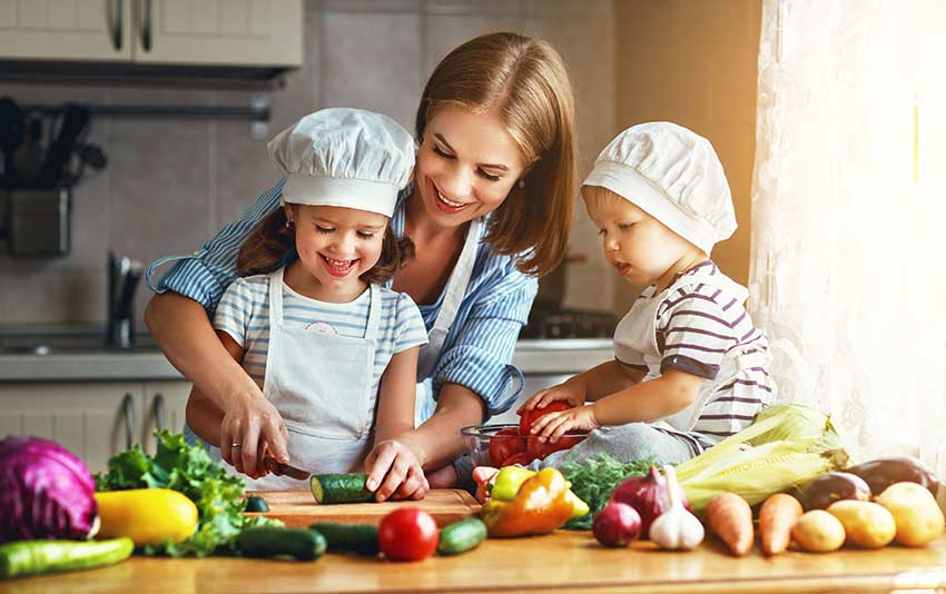 Wie wertvoll und lecker gesundes Essen ist, lernen die Kleinen am besten, wenn sie bei der Zubereitung helfen dürfen. Foto: djd/Verlag Peter Jentschura/Shutterstock