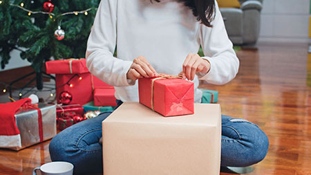 Von der Geschenkejagd bis zur Feiertagsplanung: Die Vorweihnachtszeit kann ganz schön stressig sein. Foto: djd/Padma/freepik