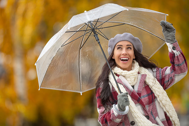 Wie ein schützender Schirm den Regen kann ein fittes Immunsystem Infekte abwehren. Foto: DJD/ermsech-immun.de/Getty Images/SimpleImages