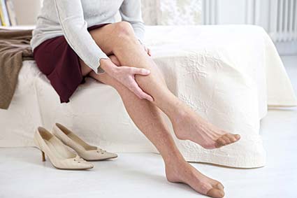 Wenn die Beine bei Belastung schmerzen und man beim Gehen oft Pausen einlegen muss, kann dies ein Hinweis auf Arteriosklerose sein. Foto: djd/Telcor-Forschung/RFBSIP - stock.adobe.com